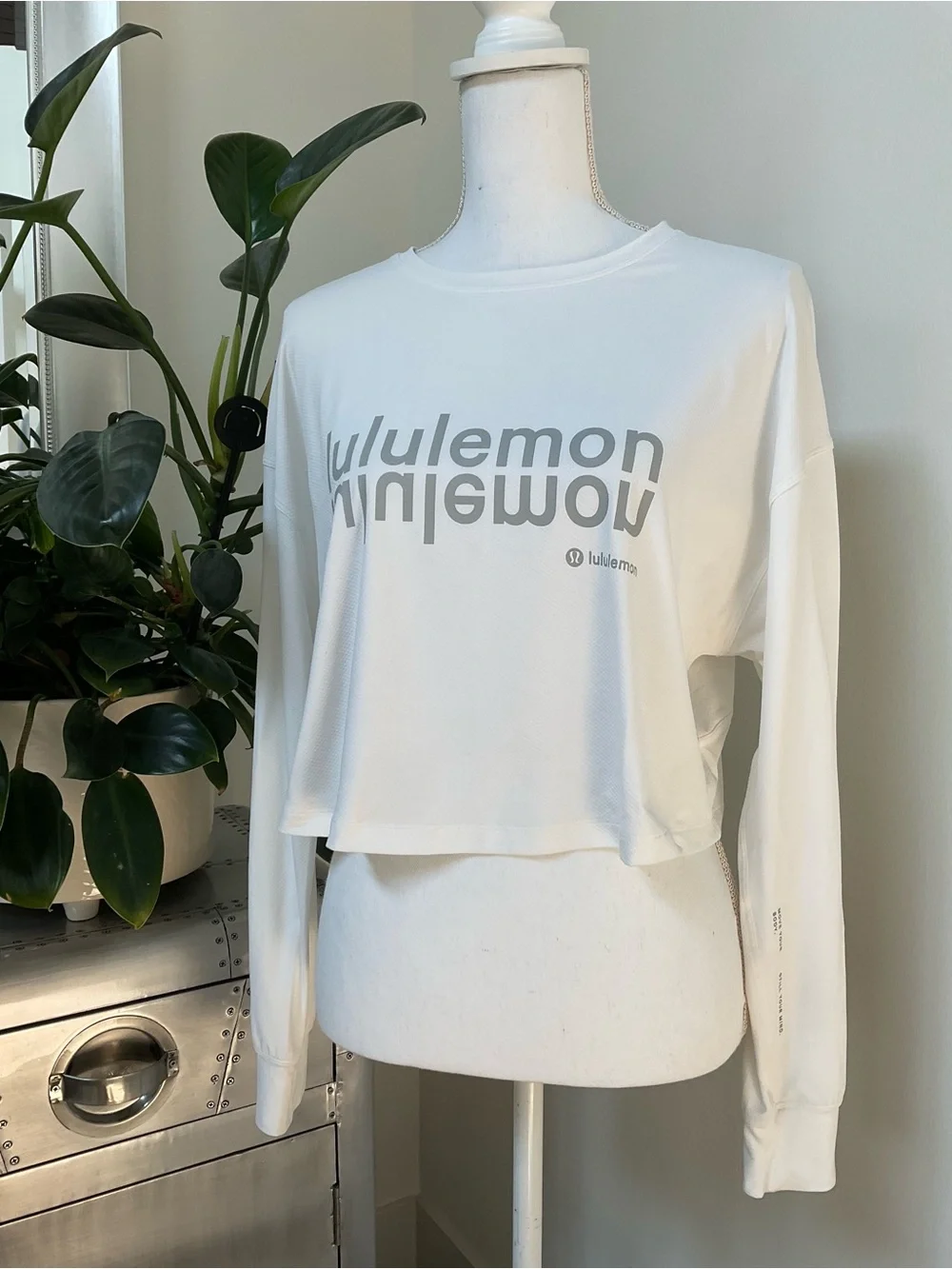 lululemon athletica White Cropped Long-Sleeve Logo Sweatshirt